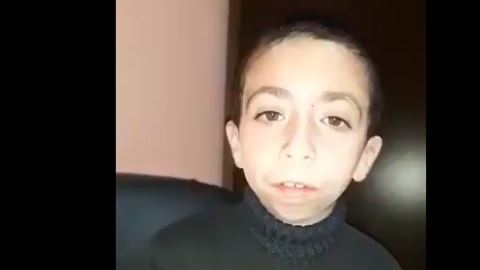 El niño busca desesperadamente el único recuerdo que tiene de su madre.