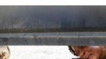 Piden ayuda migrantes en albergue.