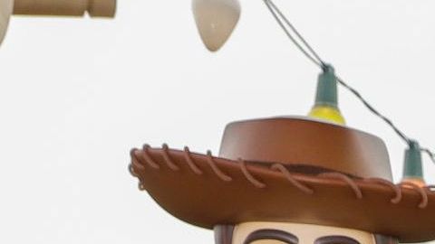 Tom Hanks y Tim Allen en Toy Story Land de Walt Disney World en Orlando.