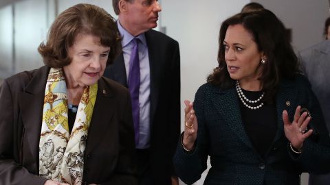 Las senadoras Dianne Feinstein y Kamala Harris conversan en la capital de Estados Unidos.