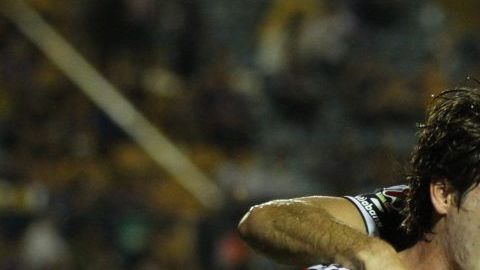 Carlos Fierro festeja un gol con las Chivas Rayadas de Guadalajara en 2013.