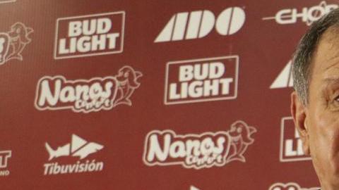 Enrique Meza fue presentado por Fidel Kuri como el nuevo estratega de Tiburones Rojos del Veracruz