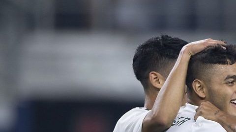 Jugadores de la selección mexicana celebran un gol sobre su similar de Eduador en Arlngton.