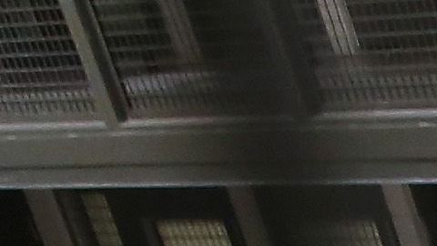 Un guardia traslada a un inmigrante detenido en una cárcel de California.