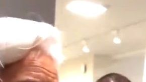 Ivanka Trump intenta involucrarse en una conversación con líderes sin mucho éxito.