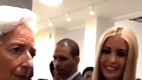 Ivanka Trump intenta involucrarse en una conversación con líderes sin mucho éxito.