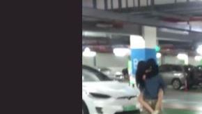Muy ilusionado quería sorprender a su novia, pero el sorprendido fue él.
