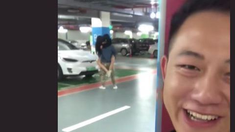 Muy ilusionado quería sorprender a su novia, pero el sorprendido fue él.