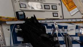 La astronauta Christina Koch revisa los equipos en la EEI.