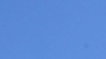 Las personas se congregan frente a la Iglesia La Luz del Mundo tras el arresto de su líder en Los Ángeles, California, el 5 de junio de 2019.