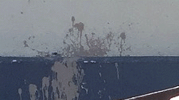 Deana Thompson con el boleto ganador, rescatado de la basura.