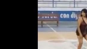 La maestra se contoneó con singular alegría.