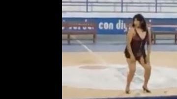 La maestra se contoneó con singular alegría.