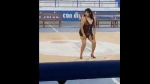 La maestra se contoneó con singular alegría.