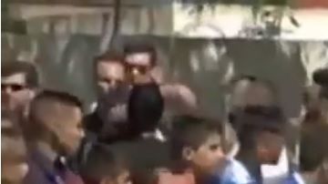 Los niños pararon el partido y se abrazaron dándole la espalda a sus familiares