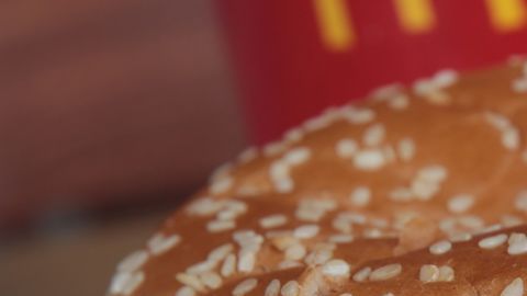 La cadena tuvo que conseguir refrigeradores especiales para conservar la carne a una temperatura adecuada.