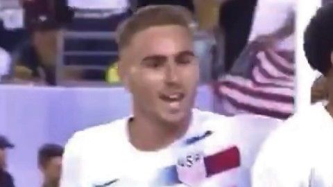 MCKennie hizo el único gol para el USMNT.