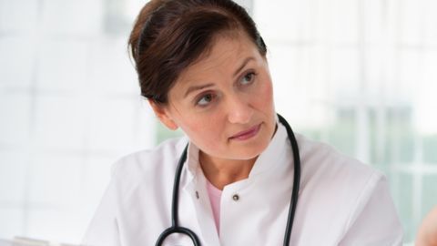 Trabajadores de la salud podrían negar tratamiento a sus pacientes.