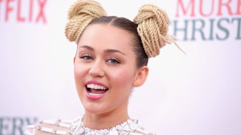 La cantante Miley Cyrus fue besada a la fuerza.