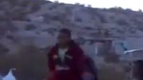 Uno de los videos muestra el final de la valla fronteriza.