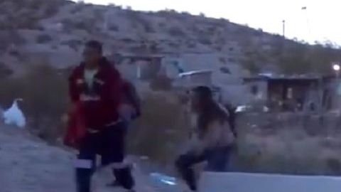 Uno de los videos muestra el final de la valla fronteriza.