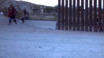 Uno de los videos muestra el final de la valla fronteriza.