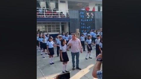 El orgulloso papá no dejó sola a su hija.