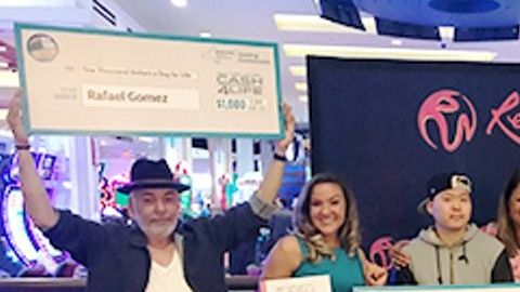 Rafael Gómez, el primero a la izquierda