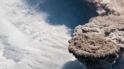 La EEI captura la erupción del volcán Raikoke el 22 de junio de 2019.