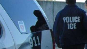 ICE ha aumentado las redadas para intimidar a los inmigrantes indocumentados.