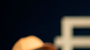 La mayor parte de su riqueza proviene de asociaciones y patrocinios que hace con otras empresas.