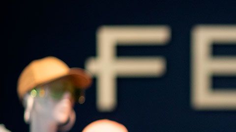 La mayor parte de su riqueza proviene de asociaciones y patrocinios que hace con otras empresas.