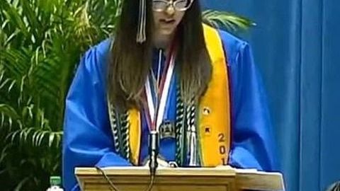 El director de la escuela mandó cortar el sonido del micrófono por el que Haghar hablaba.