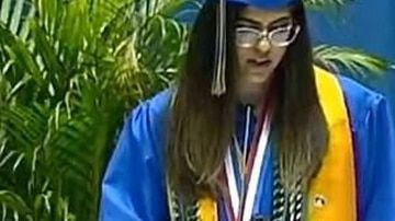 El director de la escuela mandó cortar el sonido del micrófono por el que Haghar hablaba.