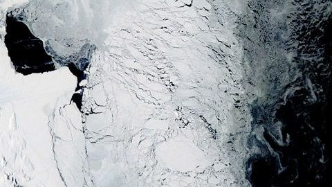 Imagen en color natural de una polinia frente a la costa de la Antártida.