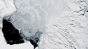 Imagen en color natural de una polinia frente a la costa de la Antártida.