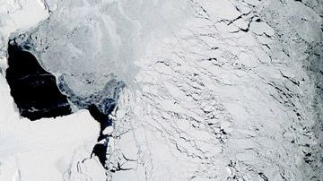 Imagen en color natural de una polinia frente a la costa de la Antártida.