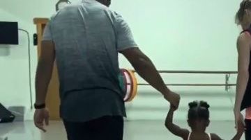 Russel Wilson toma clases de ballet con su hija