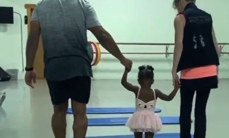 Russel Wilson toma clases de ballet con su hija