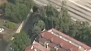 Imágenes aéreas muestran la casa en llamas y la autopista 10 completamente vacía.