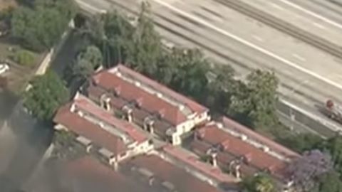 Imágenes aéreas muestran la casa en llamas y la autopista 10 completamente vacía.