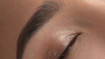 Con el ácido hialurónico se consigue atracción y retención de agua en los tejidos, así como una lubricación de las articulaciones.