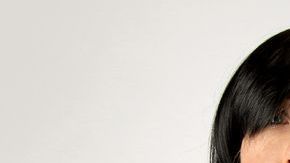 La muñeca debe tener un largo cabello natural.