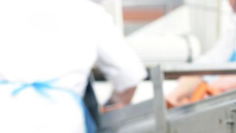 El trabajador metió un brazo en la máquina y quedó atorado.