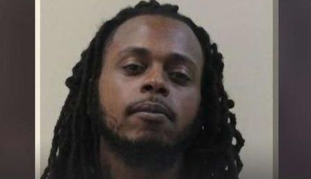 El acusado enfrenta cargos de violación y acto sexual criminal.