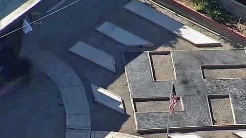 Polémica por la construcción de una esvástica gigante en un jardín