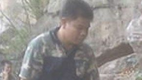 Los servicios de emergencia atienden a la mujer embarazada que fue empujada por su marido.