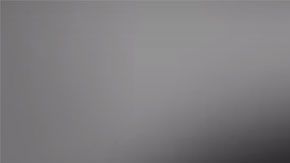 Al negarse a seguir colaborando con las autoridades, le ponen una bolsa en la cabeza para asfixiarlo.