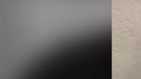 Al negarse a seguir colaborando con las autoridades, le ponen una bolsa en la cabeza para asfixiarlo.