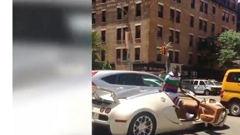 Tracy Morgan al bajarse del auto